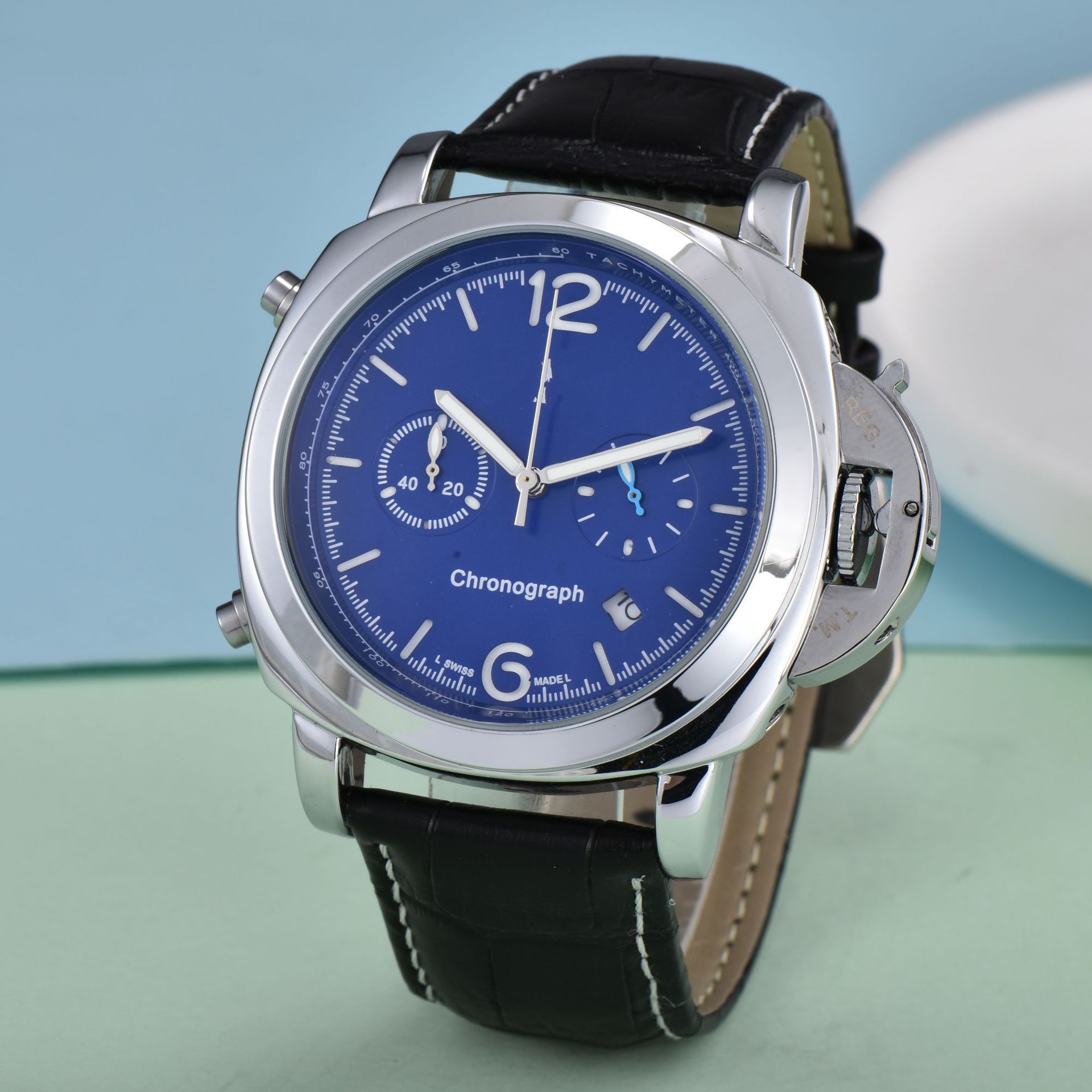New Luxurious men's wristwatch - top designer crafted high-quality quartz watch with leather strap for a casual yet luxurious look.