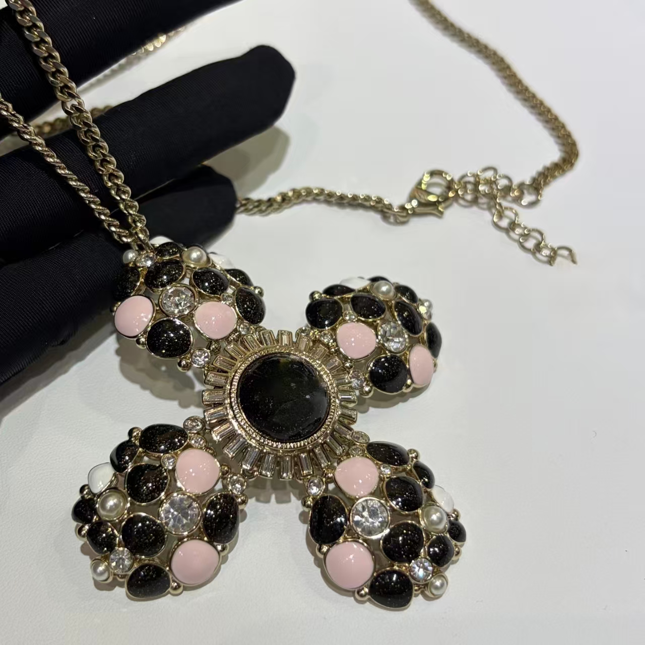2025 New Fashion Designer Women Necklace Yellow Gold Plated Luxury Letter Enamel Flower Cross Pendant Necklace for Girls Women for Party Wedding Nic