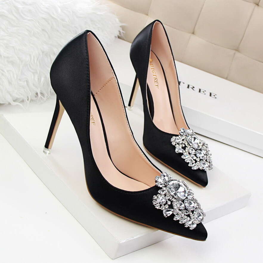Rene Summer New White Scarpe da sposa Donna Tacco alto Strass Decorazione di perle Sandali firmati di lusso Sandalo da festa scavato in pizzo alla m
