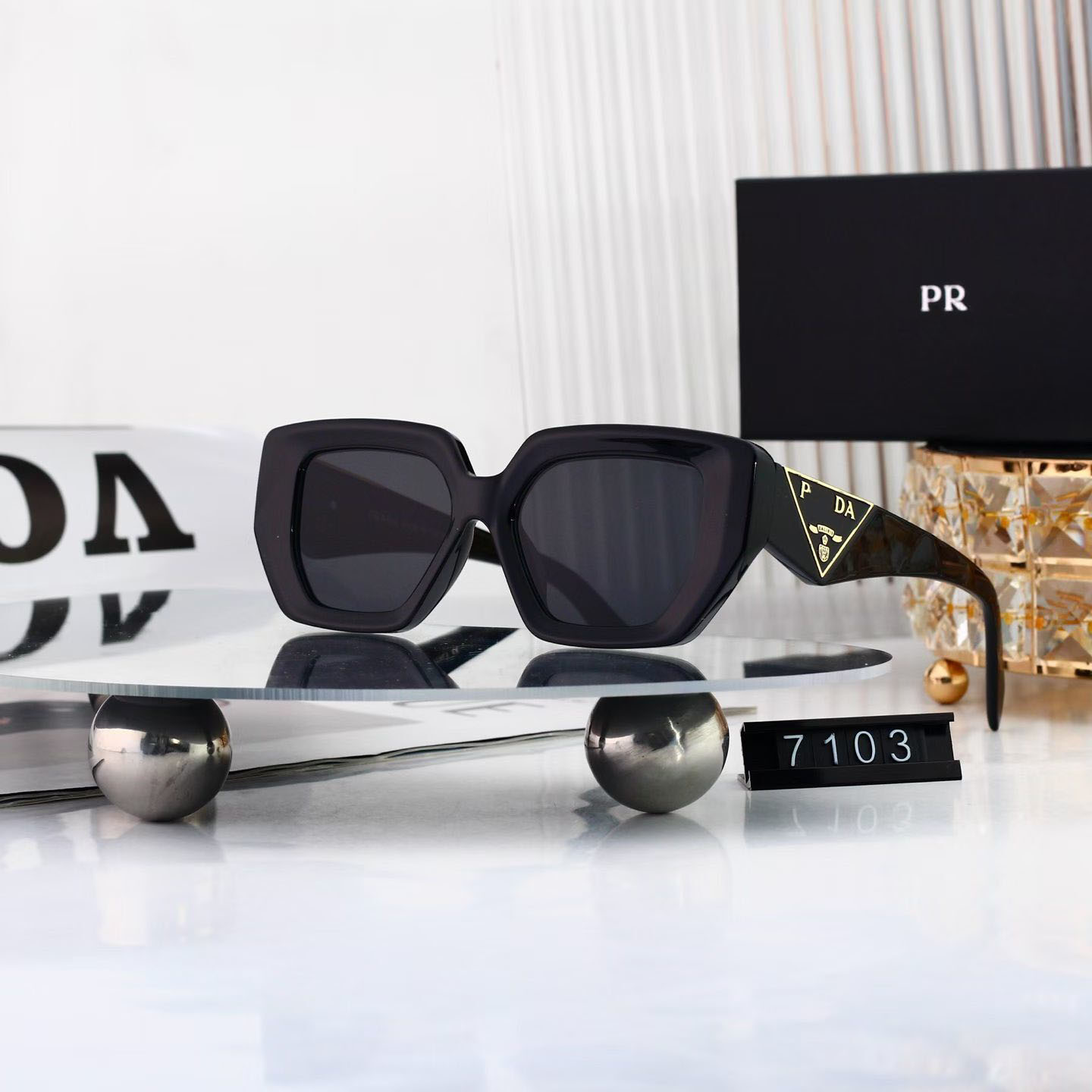Designer Sunglasses for Women and Men Fashionable Casual Oversized Frame Sunglasses Classic Letter-Print Temple Tips Perfect for Vacation Travel UV