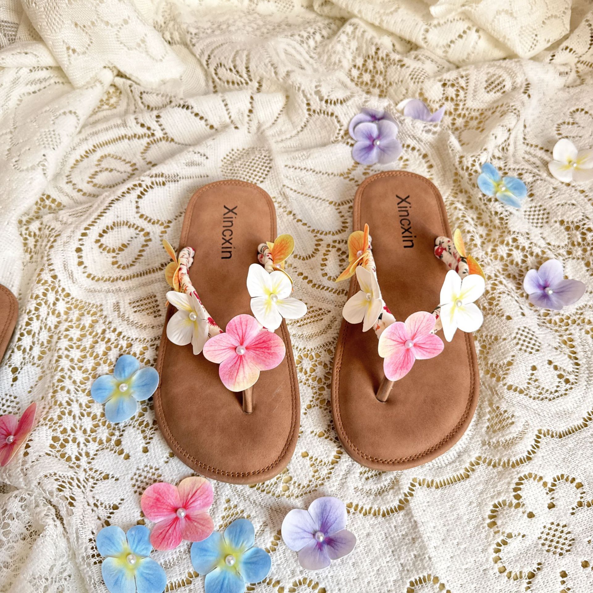 Designer free shipping Thai style vacation slippers for women's summer fashion, versatile for outdoor wear, beach clip on beach sandals, flower