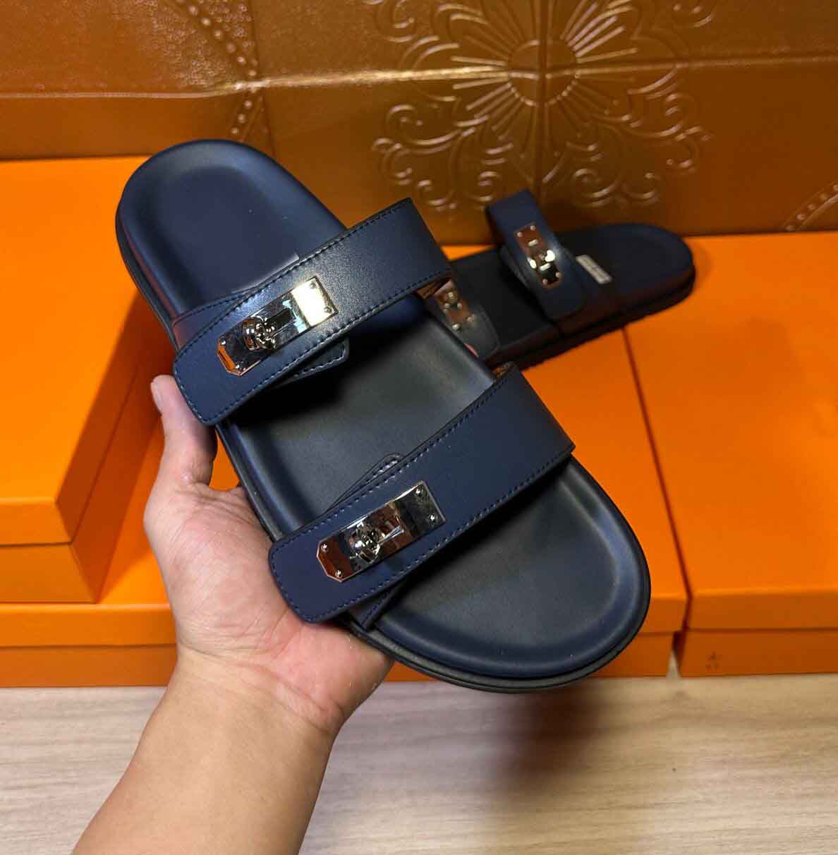 Luxury designer Leather Man Sandal Slippers Sliver Buckle Round Toe Thick Bottom Flat Heel Slip-On Velcro horse Sandals Simple Velvet Casual Mens Sh