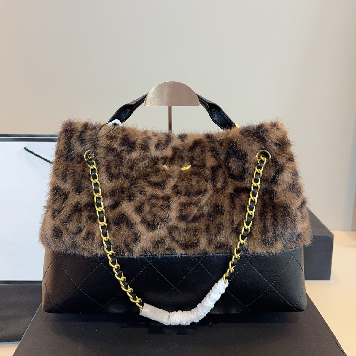 2025 Winter Hobo Shopping Bag Fox Fur Leather Patched Shoulder Bag Retro Designer Womens Arm Bag with Chain Single Shoulder Bag Velvet Large Capacit