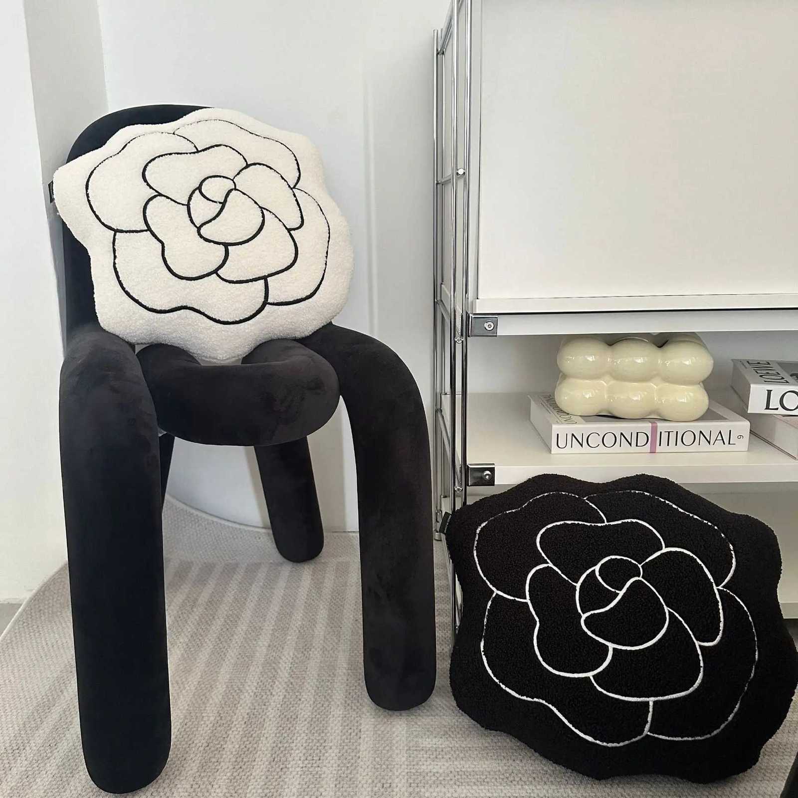 Black and White lia low Cushion Sofa Bay Window He Decoration Ornaments luxury designer H251211-image-1088026833