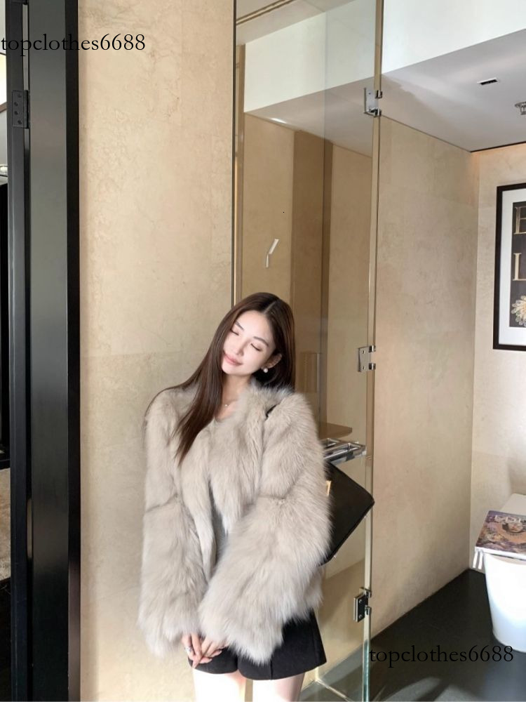 Integrated fur The designer's female fur coat is made of real fox furShanye Wuyu One-piece Fox Round Neck Versatile Fur Winter New Young Coat