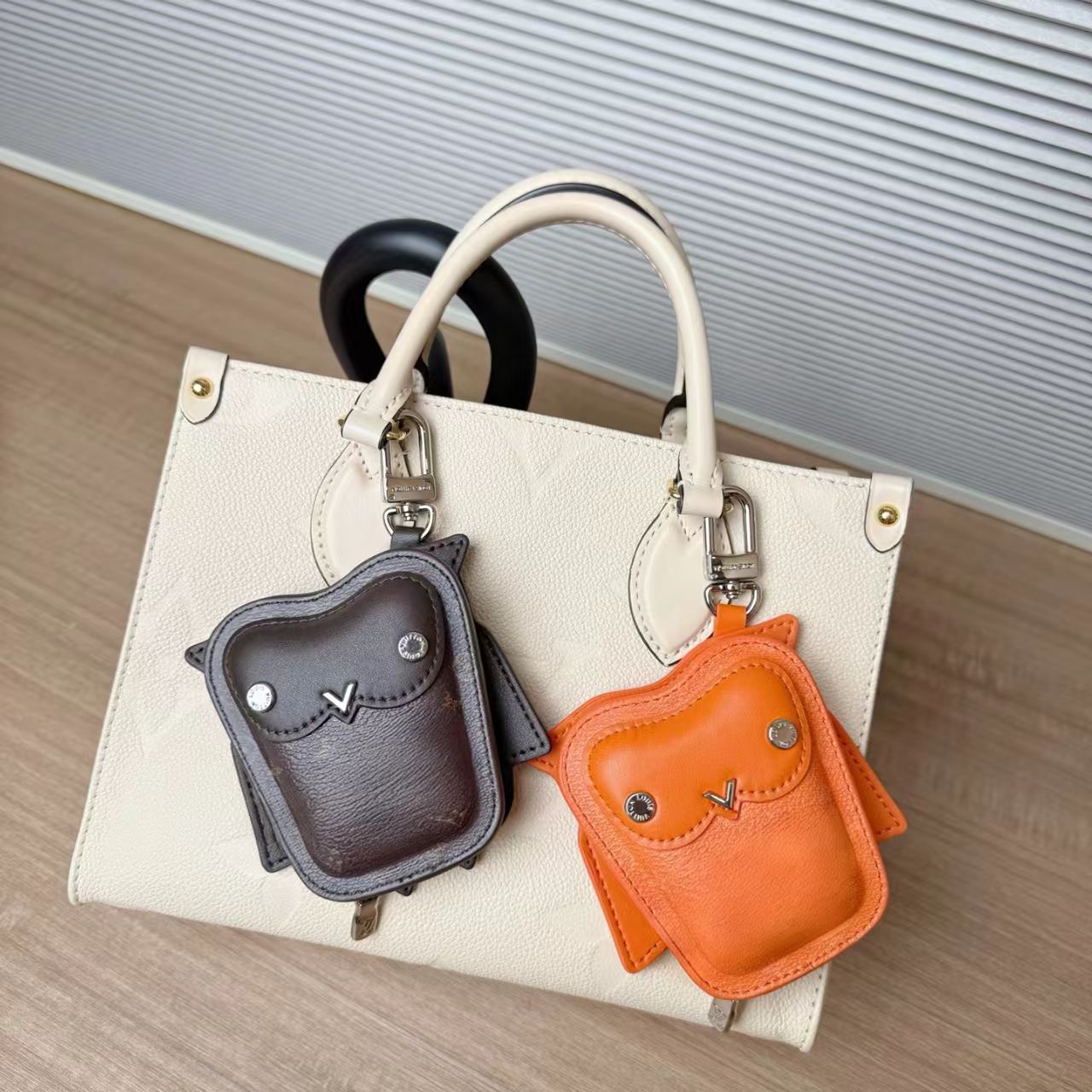 Luxury Designer Keychain Leather LOU donut pizza Owl Bag Charm Men Womens Keychain Animal Bag Charms High Quality Letter Key Chain earphones Pouch B