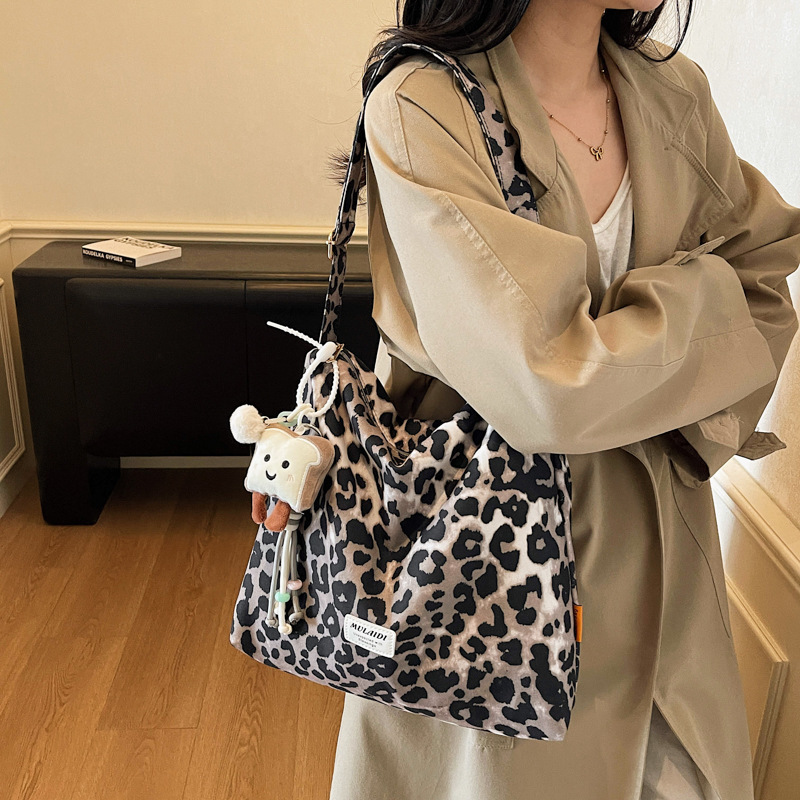 New autumn and winter casual leopard print crossbody bag canvas bag women's large capacity commuting handbag fashionable and atmospheric design