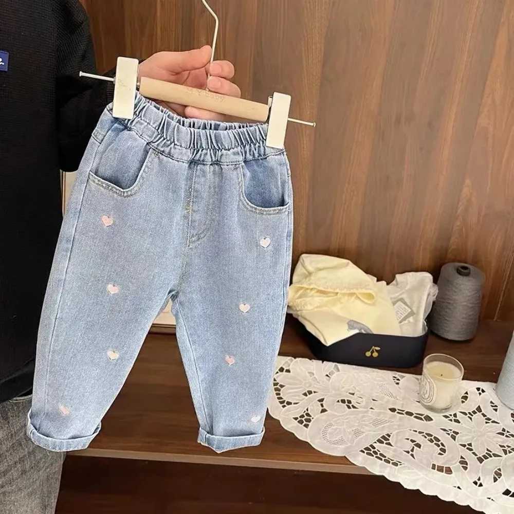 Jeans à jambe droite pour enfants printemps et automne nouvelle Collection filles aiment les jeans doux lavés à leau brodés pantalons pour bébé T