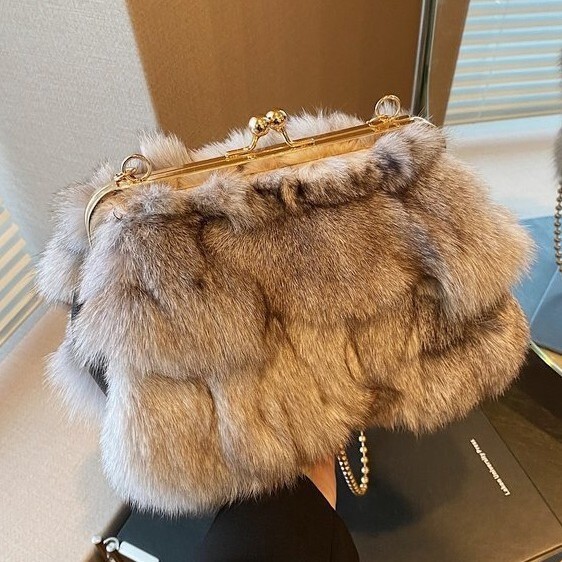 Autumn and winter new artificial fox fur women's elegant shoulder bag fashionable chain crossbody bag cloud bag high-quality designer bag