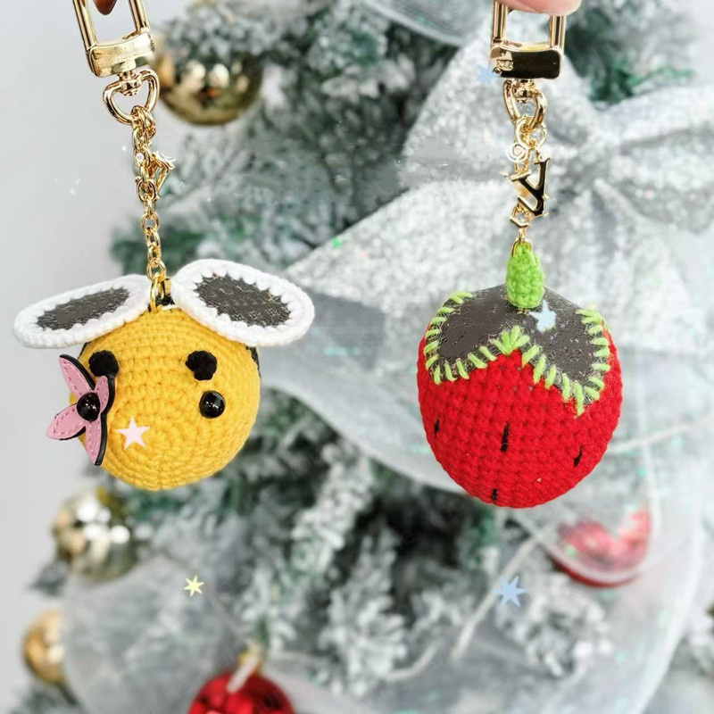 Bee L Berrylicious Crochet Sac Porte-clés Porte-clés de luxe Monogramme toile stinger fraise Pendentif Sac à main Charme pour accessoires Porte-c