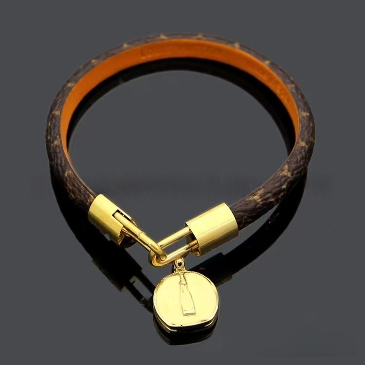 Pulsera de cuero para mujer Diseñador Letra clásica Pulsera de cuero reciclado Joyería de acero de titanio Cordón de cuero Pulseras colgantes para m