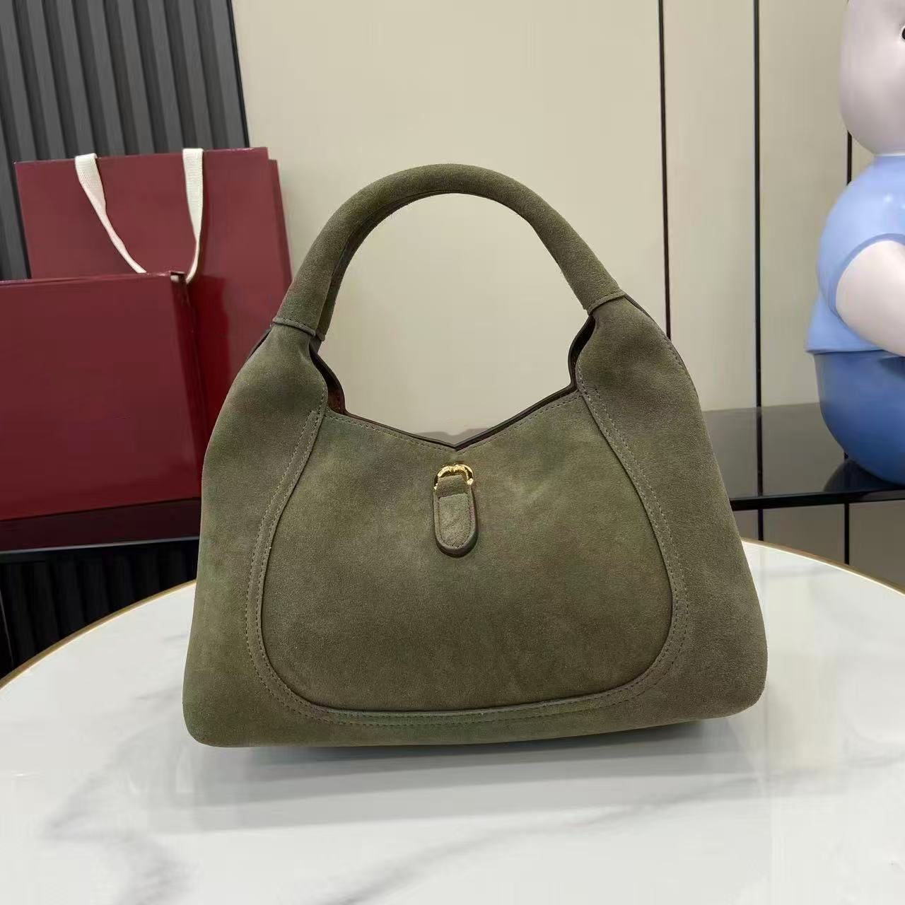 High-quality luxury fashion designer handbags, women's classic luxury suede shoulder bag armpit bag, simple one-shoulder handbag.