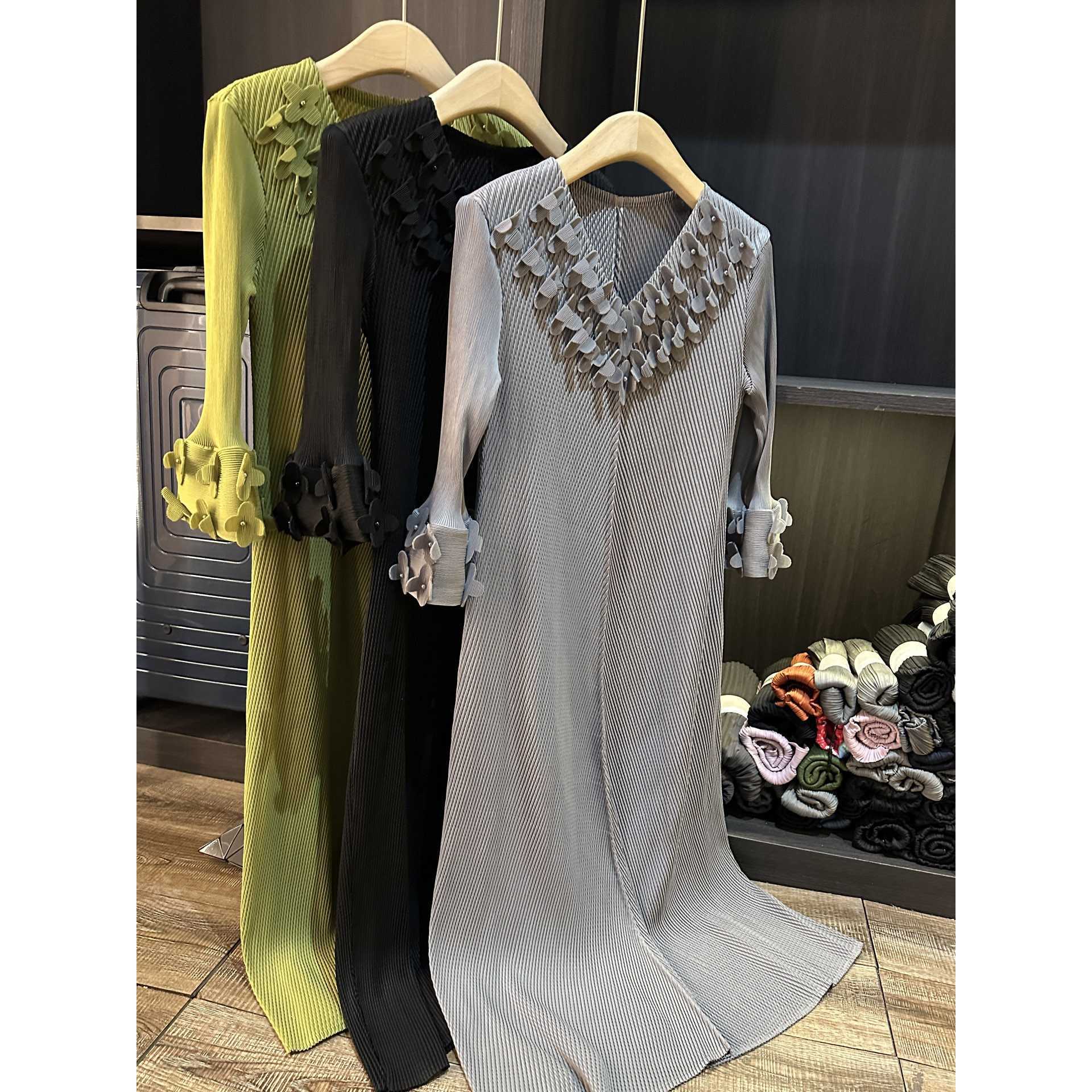 Heavy Beaded Three-dimensional Flower Dragon Scale Dress New Three-quarter Sleeve V-neck Loose Plus Size Elegant Mid-length Dress for Women