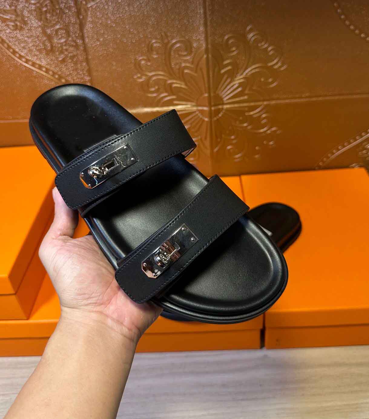Luxury designer Leather Man Sandal Flats Slippers Sliver Buckle Round Toe Thick Bottom Flat Heel Slip-On Sandals Simple Velvet Casual Mens Shoes Mul