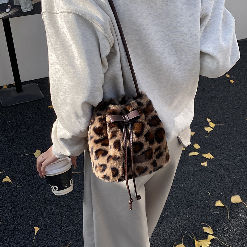 Winter Fashion Women's Elegant Small Bag New Leopard Pattern Bucket Bag Light Luxury Style Single Shoulder Phone Bag Plush Bag Designer Bag