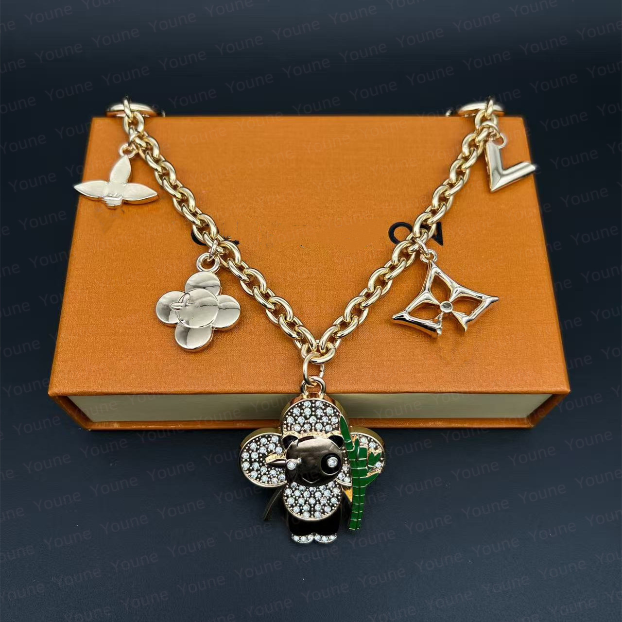 with the box Designer Bag charm Series Sunflower Vivie Panda Pendant Keys Charm Luxury Color Rhinestone Keychain Fun Car Chain Couple Bags Key Chain