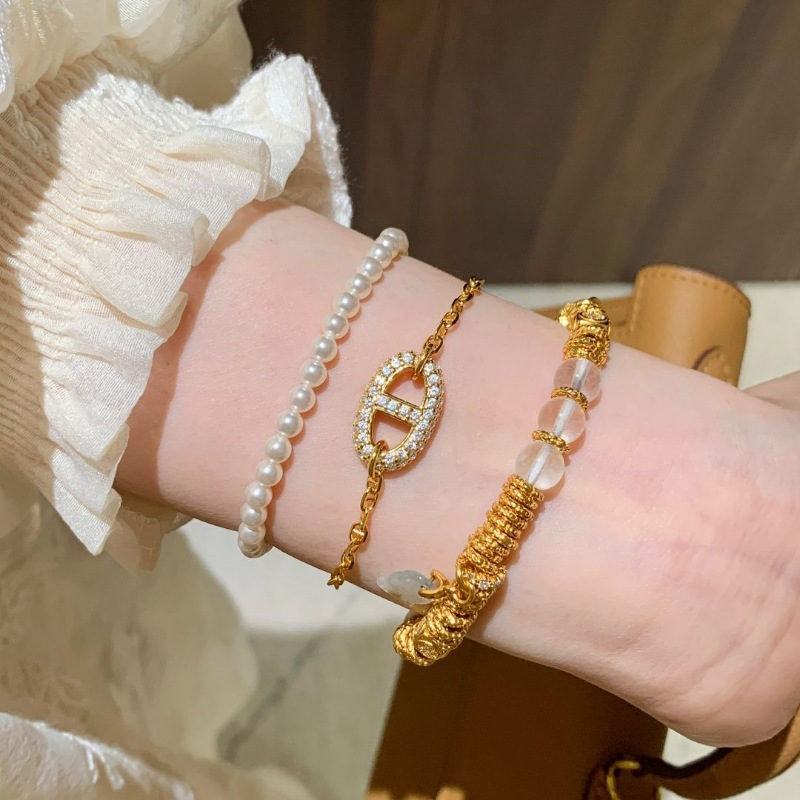 Light Luxury Retro High End Feel Inlaid With Full Diamond Design Bracelet Simple Design Trendy Fashion Personalized Jewelry Fashionable and versatil