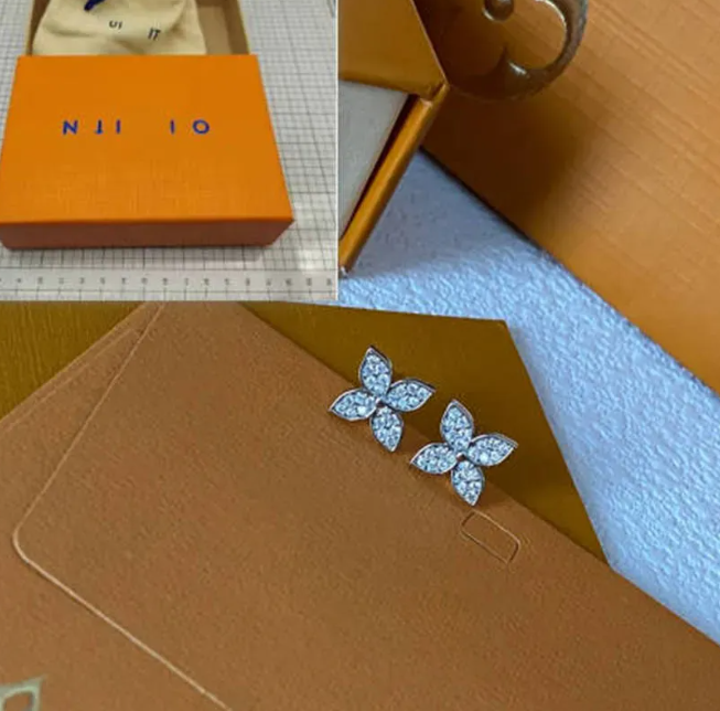 Woman Gold-Plated Sier Plated Designed fashion A Four Leaf Clover Style Designer Earrings High-Quality Jewelry Charming Stud Matching Love earrings