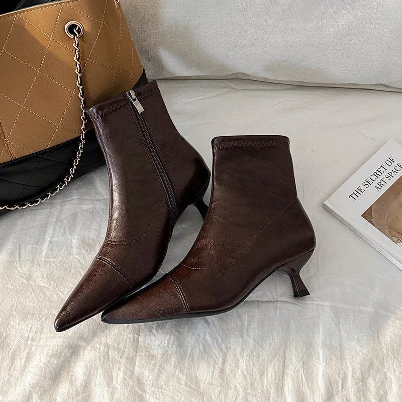 Autumn Classic Solid Color Womens Stiletto Chelsea Boots Daily Versatile One Foot Light Wear Short Boots 251209