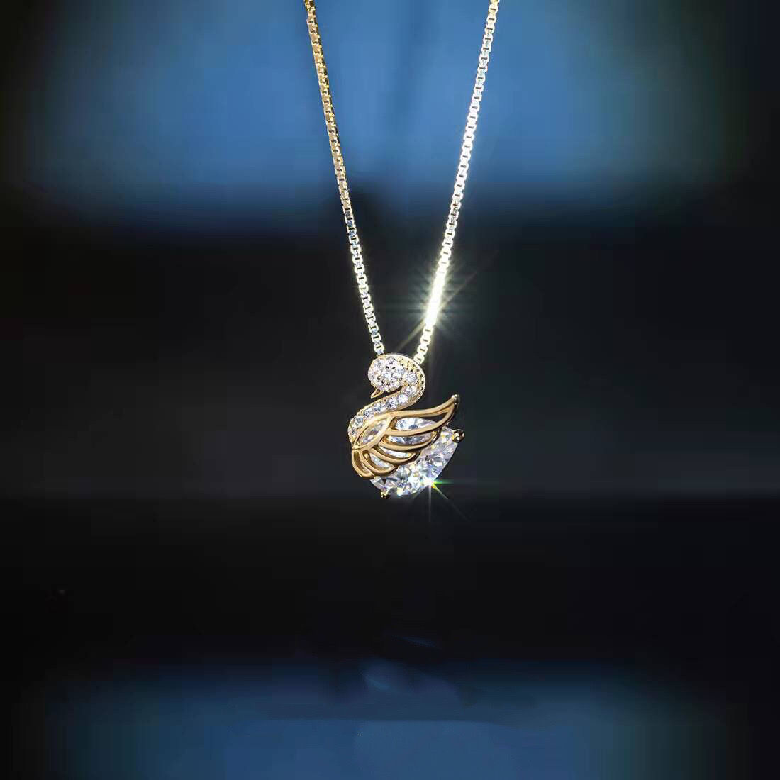 New Versatile Little Swan Diamond Pendant Necklace For Womens Summer Light Luxury Niche Design High End Feeling Collarbone Chain Exquisite Gift