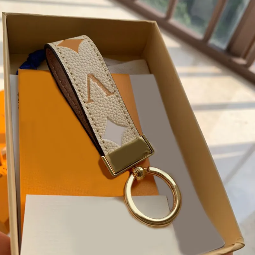 Classic Keychain Designer Exquisite Luxury Car Keyring charms Top quality Zinc Alloy Classic fashion Letter Unisex Lanyard Gold Black Metal Small Je