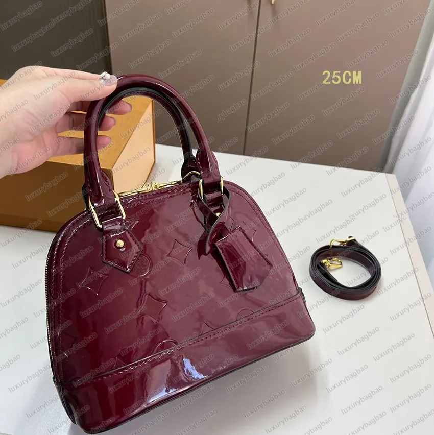 Top Designer Handbag Women Shoulder bag Crossbody Trendy Leather Emed Floral Locks Handle Bags Key Wallets With key lock Mirror quality