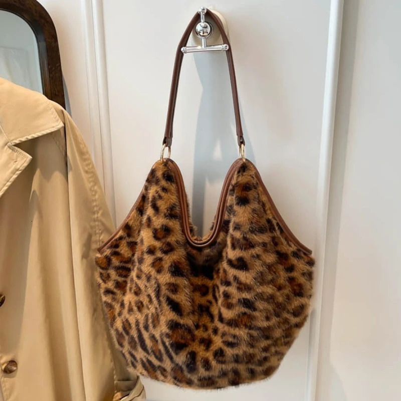 Winter Leopard Womens Plush Shoulder Bags Solid Color Faux Fur Female Casual Tote Handbags Large Capacity Ladies Furry Bag 251210