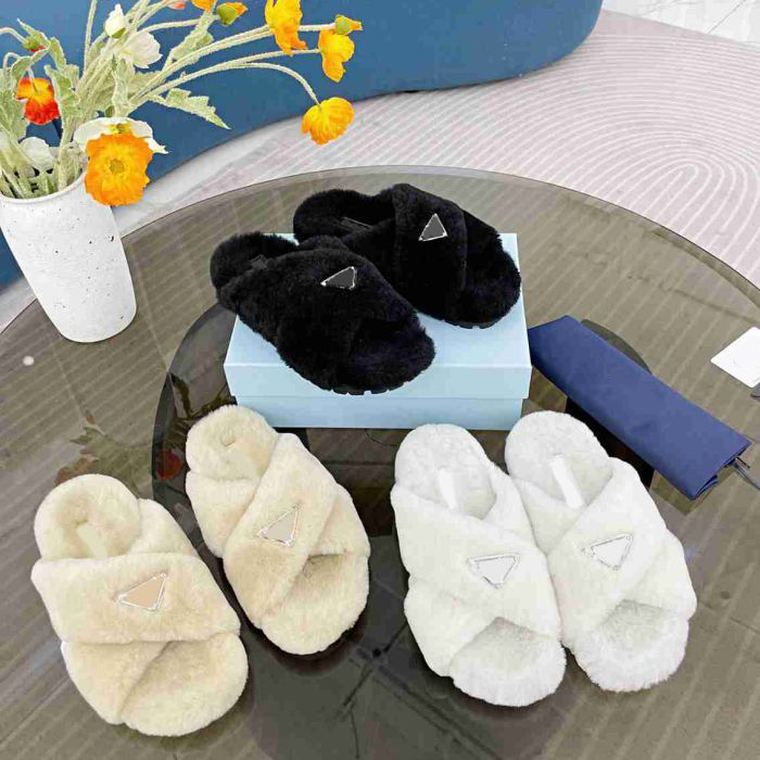 2025 Women warm Slippers Enameled triangles sandal Luxury woman shoes Wool slides Furry slide winter plush womens sanda