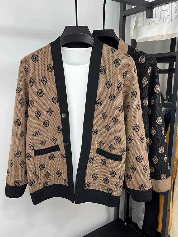 High end brand personality letter jacquard knitted cardigan 2025 autumn new men V-neck shawl fashion knitted sweater casual coatT251215