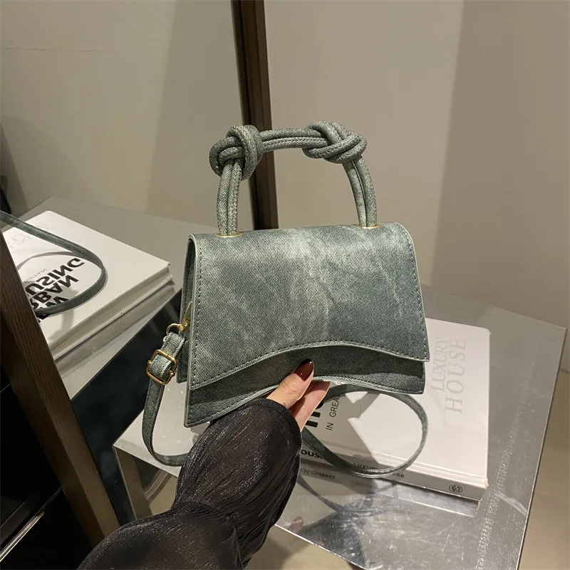 Fashionable Womens Shoulder Bag Pure Color Trendy Crossbody Bag Simple Casual Diagonal Bag Small Square Bags for Autumn bolsos 251212