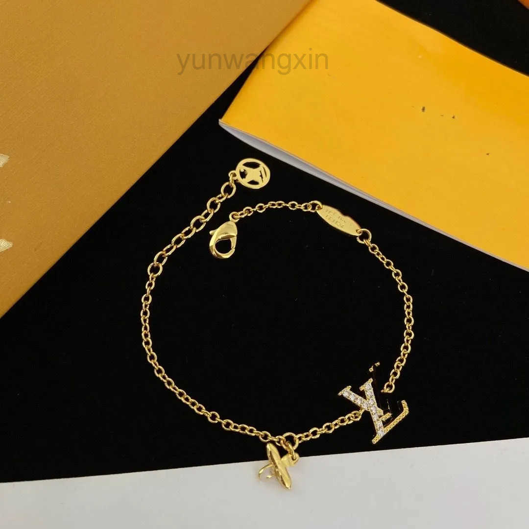 Designer Luxury Fashion Pearl Necklace Bracelets Earrings Jewelry Wedding Diamond 18K Gold Plated Platinum s pendants necklaces for women with