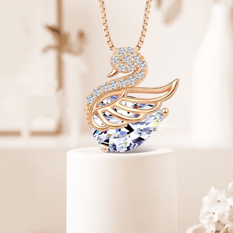 New Versatile Little Swan Diamond Pendant Necklace For Womens Summer Niche Design High End Feeling Collarbone Chain Exquisite Gift Fashionable and v