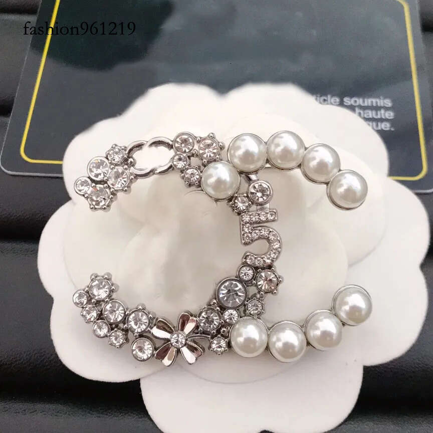 Luxury Designer Fashion 18K Gold Plated Pearl Brand Letter Pin Brooches Crystal Jewelry Accessorie Wedding Party Gift