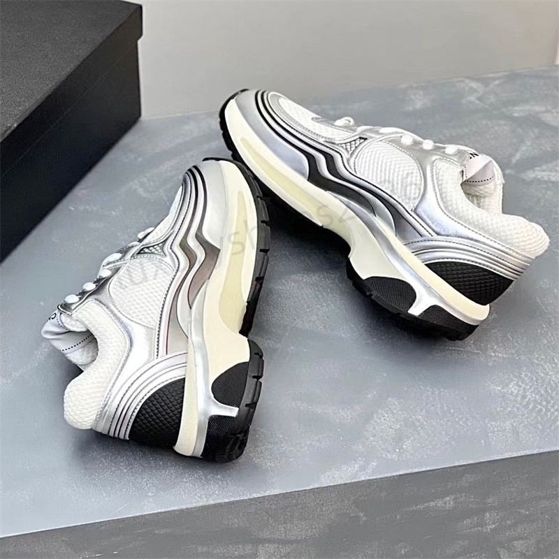 Designer Shoe Womens cclys Casual Outdoor Running Shoes Reflective Sneakers Vintage Suede Leather and Men Trainers Fashion Derma E03