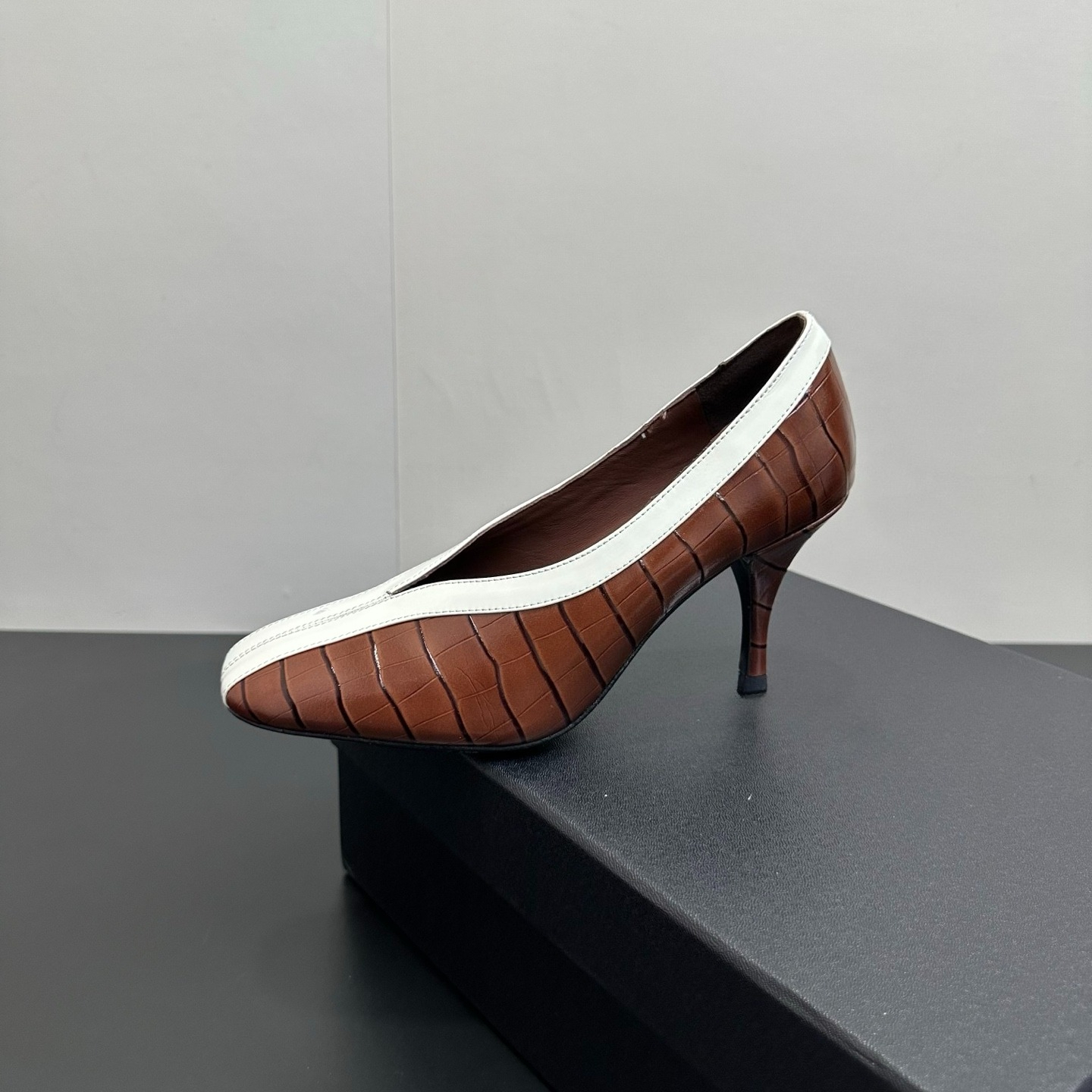 Décolleté in pelle verniciata alla moda Scarpe da donna firmate di lusso che scivolano su scarpe con tacco a spillo Eleganti scarpe formali semplici