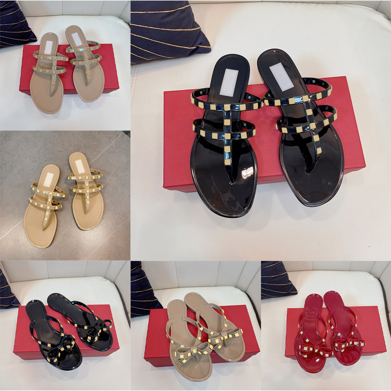 Chaussures de créateurs Plage Pantoufles rivetées Bow Tongs Rockstuds Sandales T-Strap Diapositives plates Sandales Casual Sliders à fond plat 35
