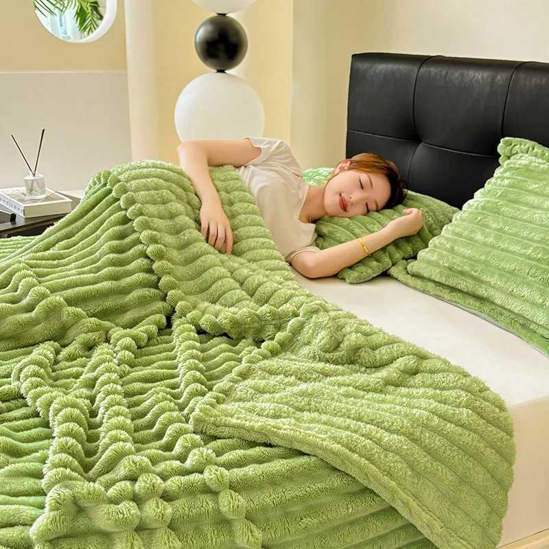 Blanket Thickened Milk Velvet Autumn/winter Blanket for Office Nap Flannel Sofa Cover Pet Warm Soft Blanket Large Size H251216-image-1088600952