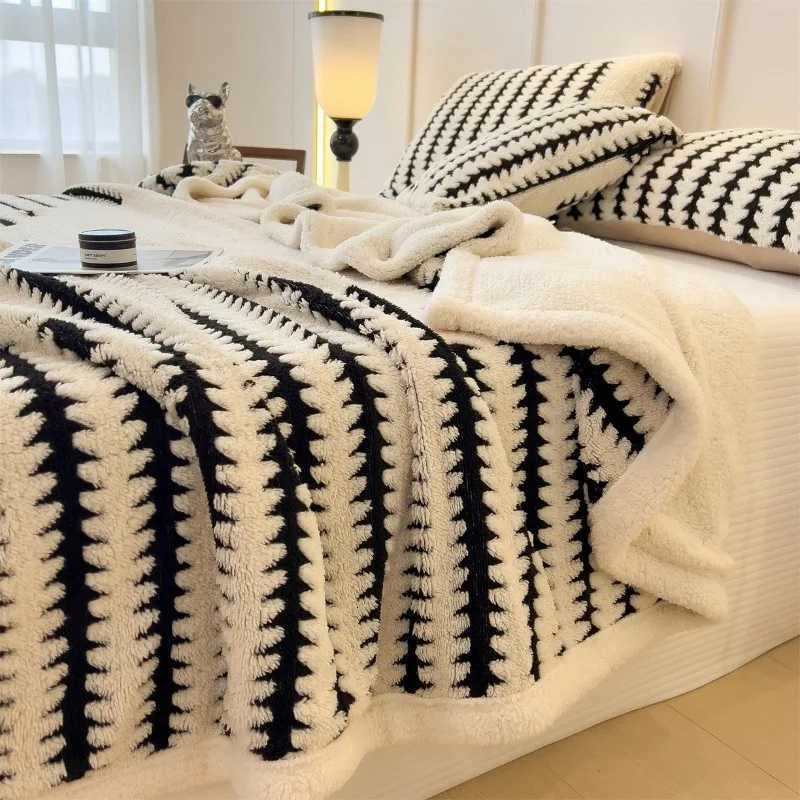 Thickened Flannel A Warm and Comfortable Cover Blanket Quilt Plush Nap Four Seasons Blankets for Sofas Sleeping H251216-image-1088601554