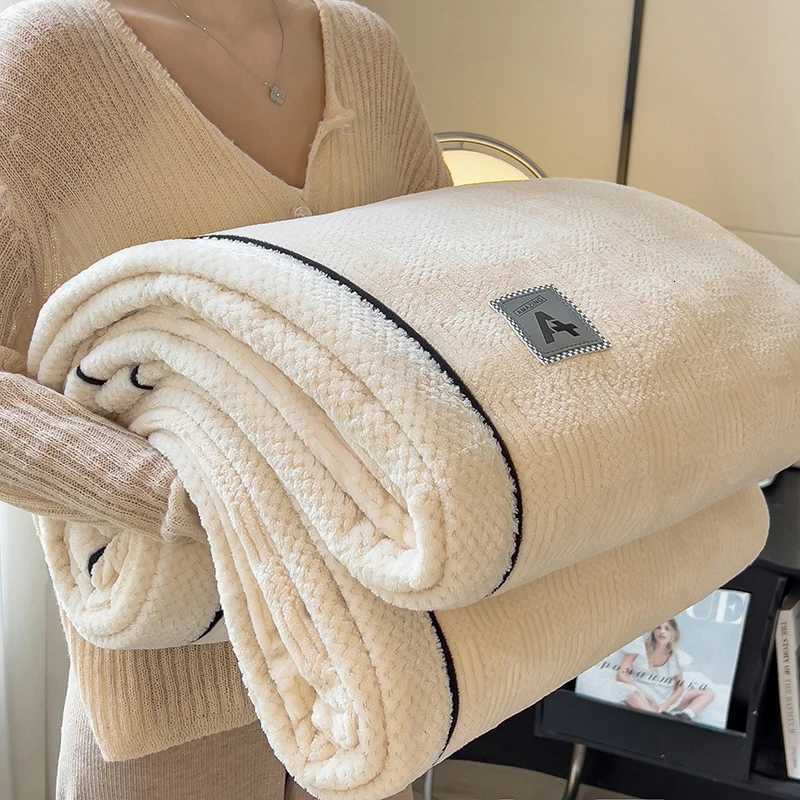 White Knitted Velvet Throw Blanket Soft Skin-Friendly Warm Fleece Bedspread All-season Multipurpose Quilted Blanket for Nap Sofa H251216-image-1088600503