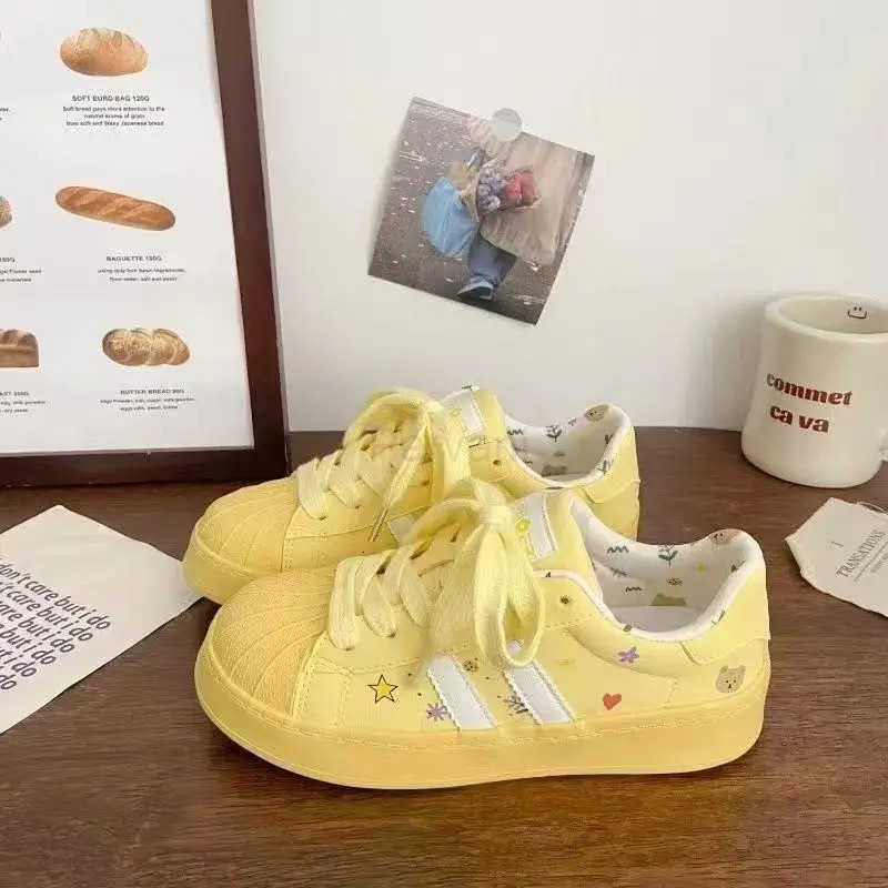 Sanrio chaussures plates jaunes à semelles épaisses pour étudiants chaussures de ville polyvalentes pour femmes H2512171