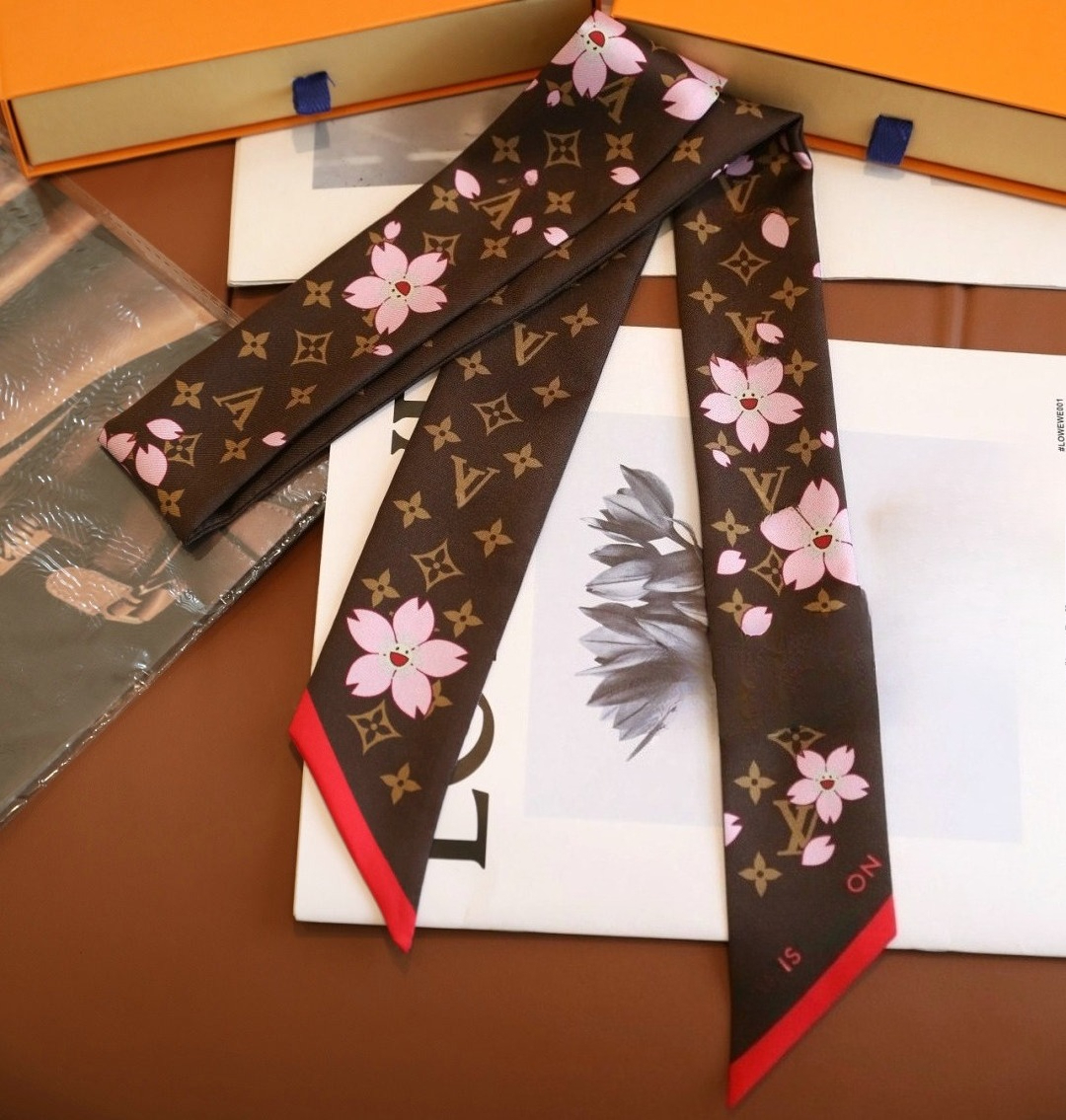 Designer Scarf Women's Versatile Summer Small Fragrance Style Tie Neck Scarf Handbag Gift Accessory Elegant Silk Scarf Fashionable Trendy