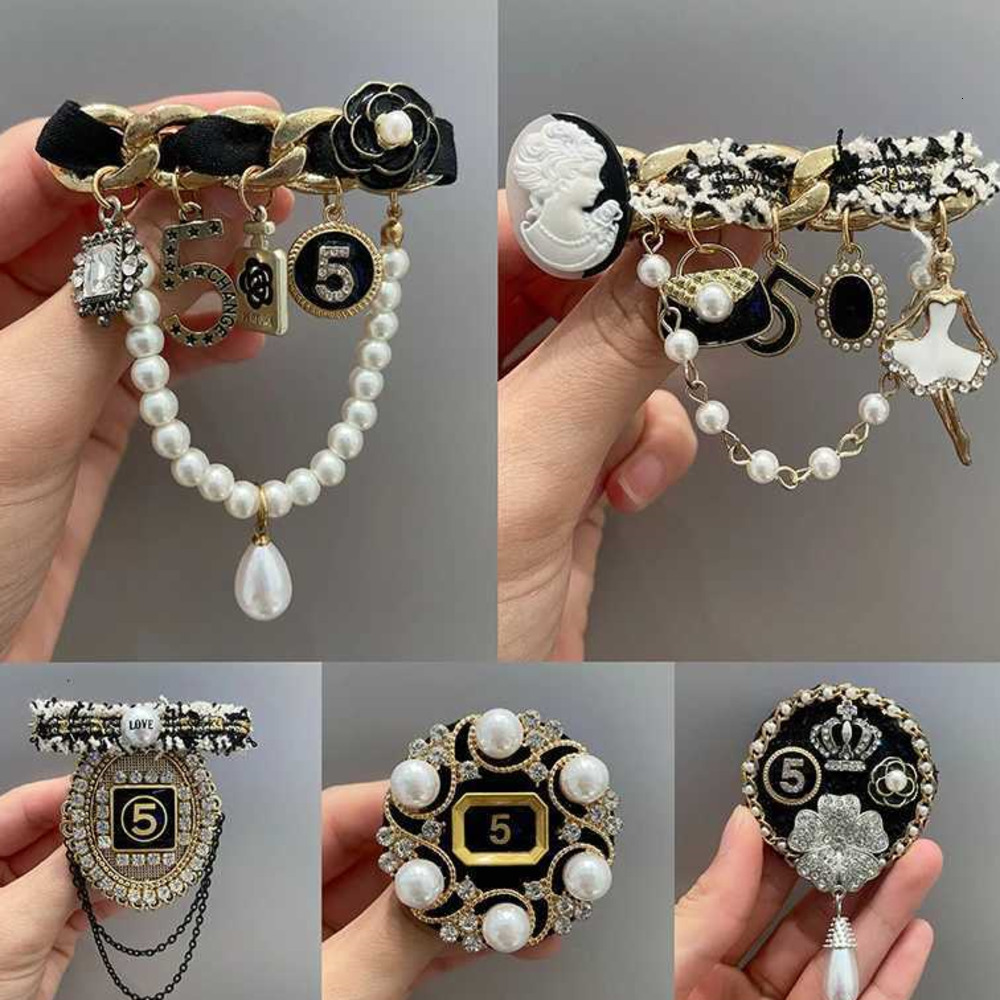 Broches Haut de gamme cristal perle gland chaîne broches broches pour femmes camélia fleur Corsage bijoux de luxe accessoires pour sac à dos Y250