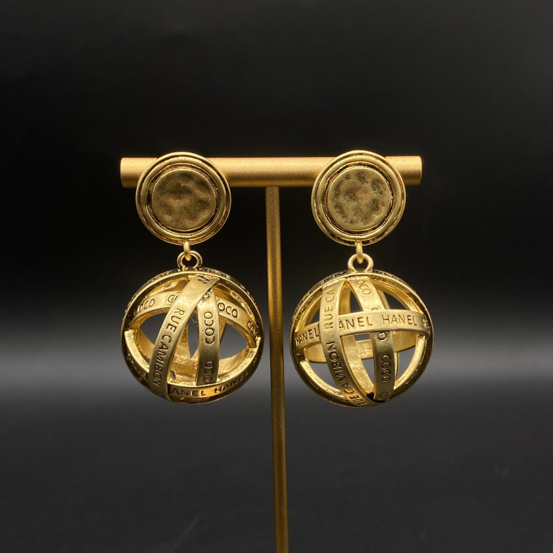 NOUVELLES lettres de boule d'or creuses vintage de luxe entourant les boucles d'oreilles en laiton plaqué or clous d'oreille broche classiques bi