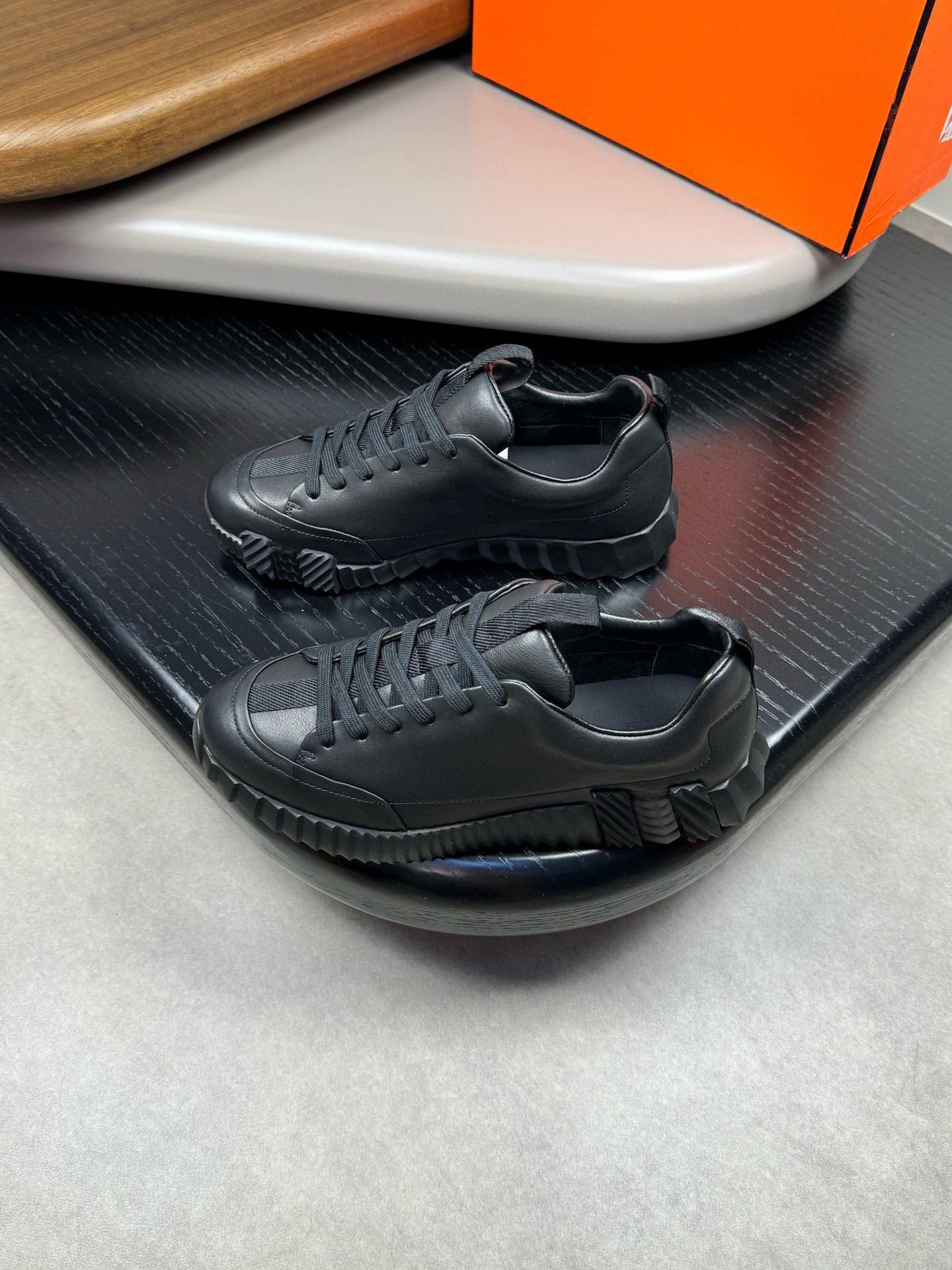 26ss high quality Designer sports shoes H Brand Genuine Leather Casual Sneakers Daily Black Adhesive Front Lace Low-top Men's Shoes