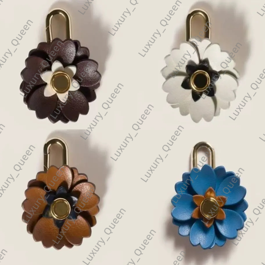 Designer Luxury Bag Charms keychains Windmill Shoe Pendant Brooch Accessories Sober And Stylish Color Blocking Shoelace Buckle flower shoe pendant