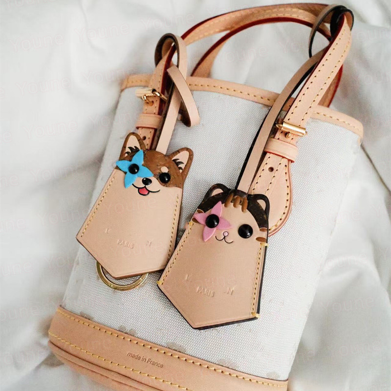 Charm Designer enchanting V Cat Dog bag charm Keychains Woman Mans Luxury miniature showcase craftsmanship Bag Pendant Classic playful Accessories H