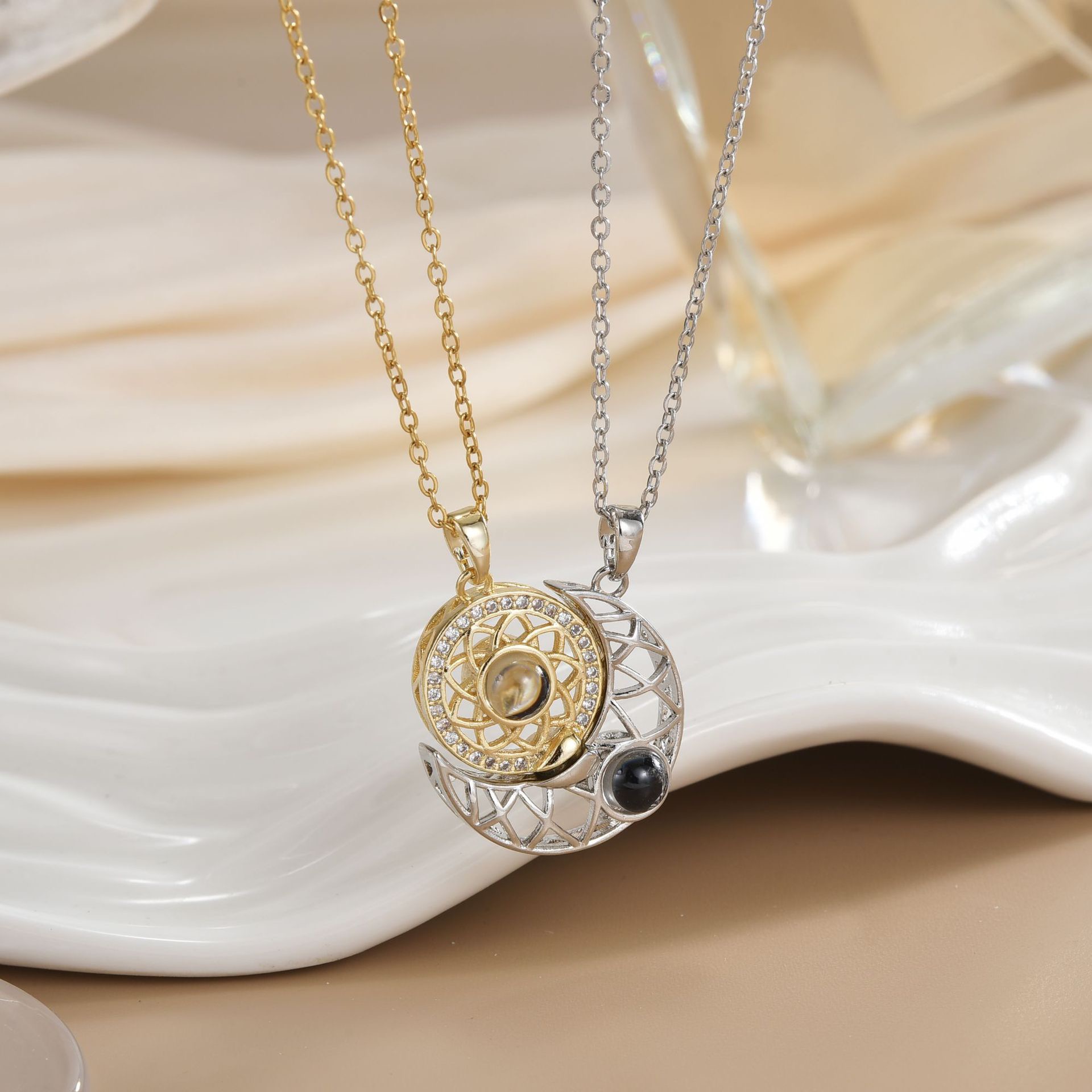 couples colliers bijoux de créateurs femmes collier de créateur magnétique soleil lune à la mode et polyvalent avec un collier pendentif pour fem