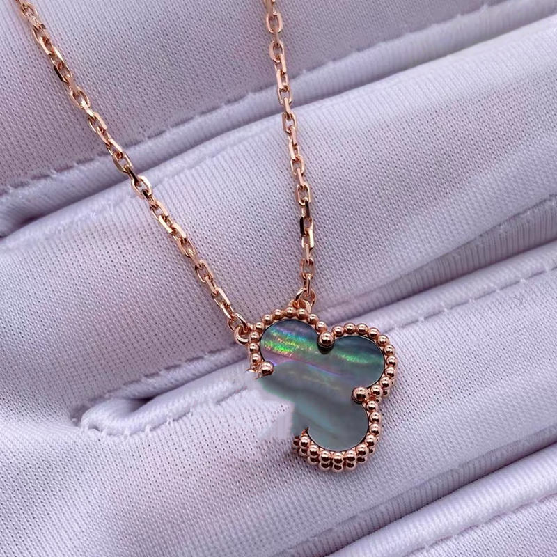 Collier à pendentif moyen de luxe en forme de fleur de nacre grise
