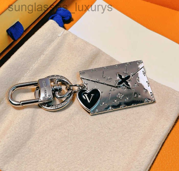 Luxury Chic Pendant Adorned Top Designer Keyring Versatile Fashion Bag Charms and Vehicle Key Holders Unisex Keychains