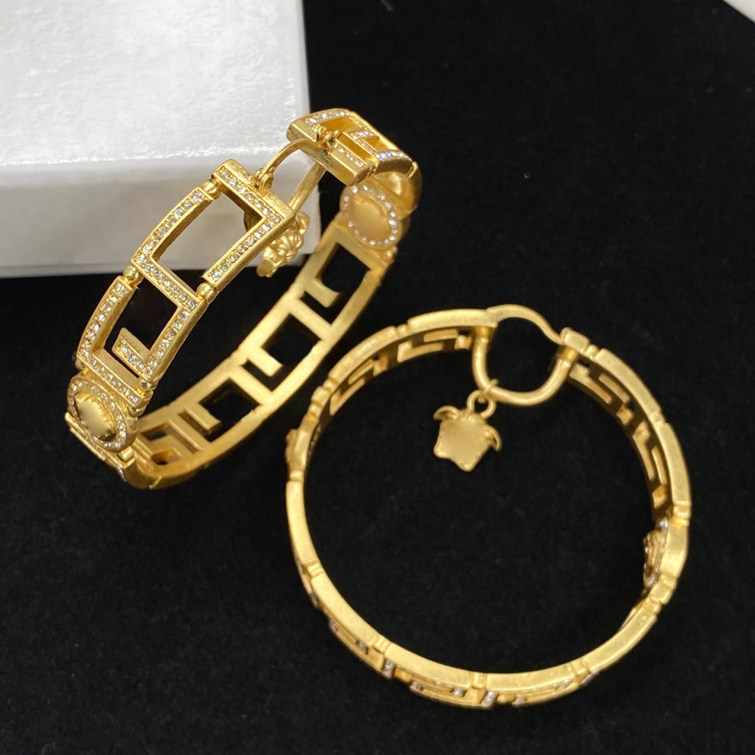 Les grandes boucles d'oreilles rondes luxueuses en forme de lettre en diamant sont le choix parfait pour les bijoux de créateurs féminins.